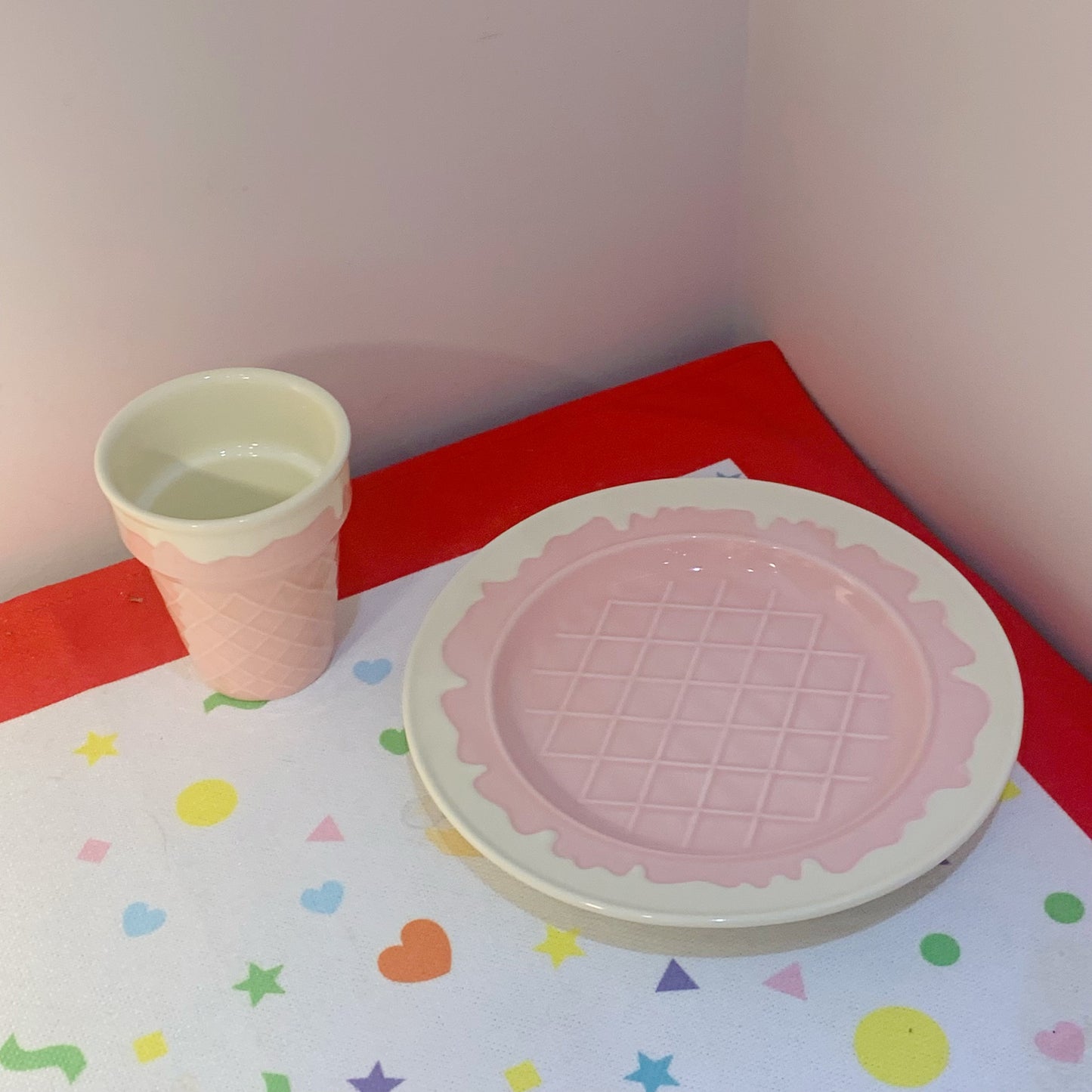 糖果色冰激凌甜品杯